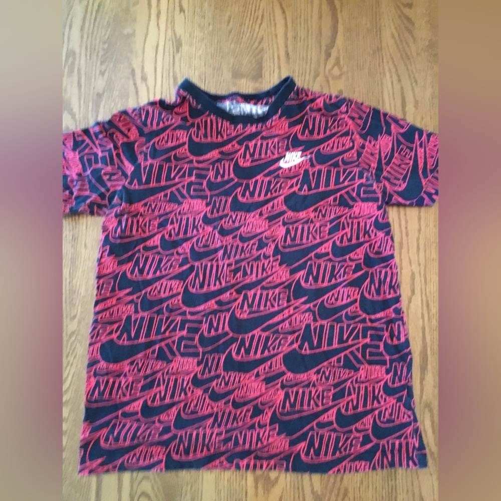 Boy’s Nike Repeat Logo Tee, XL 18-20